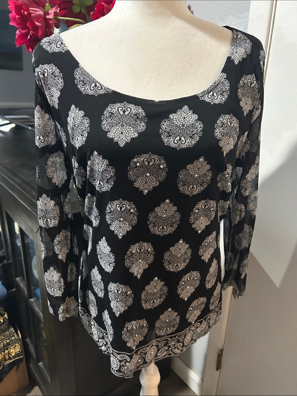 Black & White Patterned Women's Scoop Neck Top